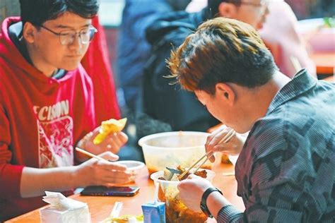 天水麻辣烫火爆 带动甘肃多地跃升为热门旅游城市_甘肃旅游_中国甘肃网