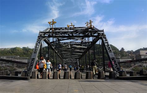 中国第一座黄河上的铁桥，有百年历史，如今只让行人走不通车_兰州