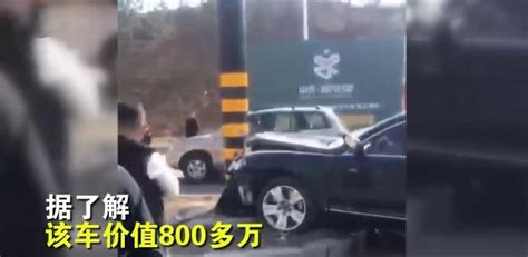 吉林省吉林市今天发生车祸，事故致800万宾利豪车不幸当场撞毁！