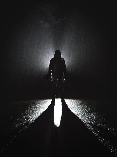 下雨天大雨中的男人背影图片免费下载 - 觅知网