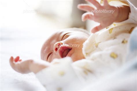 寝かされた赤ちゃんがバタバタしている 写真素材 [ 6087218 ] - フォトライブラリー photolibrary