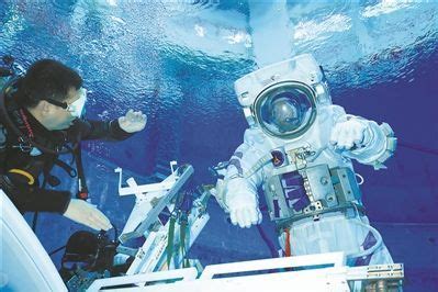 宇航员在NASA的中性浮力实验室进行水下训练。视频素材_ID:VCG42N1176861380-VCG.COM