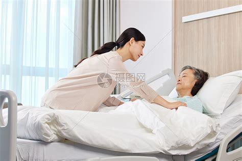 女儿看望生病住院的母亲高清图片下载-正版图片502505203-摄图网