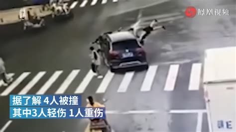 上饶一越野车斑马线上撞倒4名学生后逃离，已落网_凤凰网视频_凤凰网