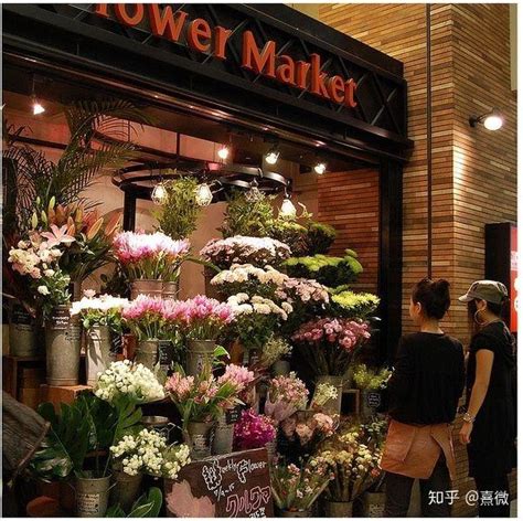 在花店里卖鲜花给顾客高清图片下载-正版图片506483151-摄图网