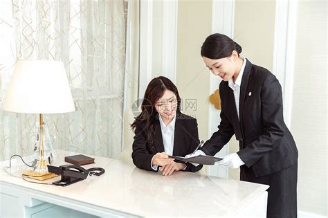 酒店服务员为顾客开电梯高清图片下载-正版图片501203458-摄图网