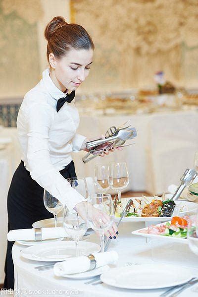 餐厅的女服务员女人