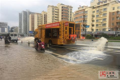 直击河南水灾 | 救援车辆紧急排水 志愿者路边疏导过往车辆|河南省|郑州市|武汉市_新浪新闻