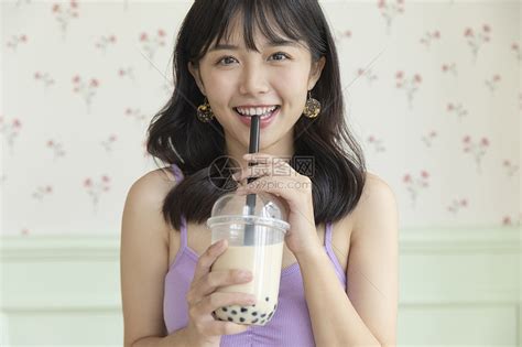 甜美女生喝奶茶头像图片