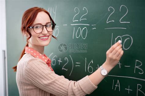 经验丰富的数学老师经验丰富的数学老师戴着眼镜站在高清图片下载-正版图片504382137-摄图网