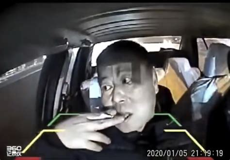 哈尔滨男子出租车上抽烟骂司机，自称交通局的，哈尔滨交通局回应-搜狐大视野-搜狐新闻