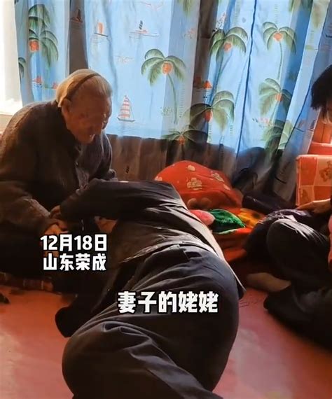 82岁老人醉躺106岁母亲腿上，温馨场景引围观：父母眼里，多大都是孩子！__财经头条