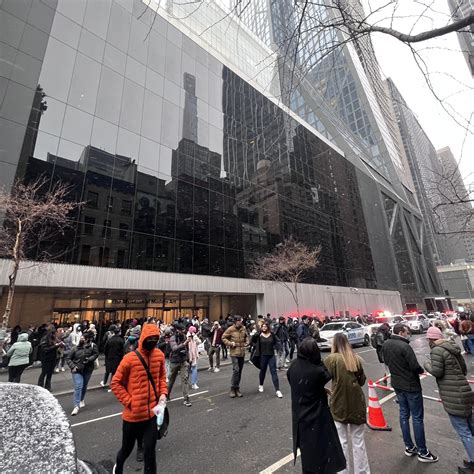 美国纽约突发持刀袭击案：男子博物馆内刺伤2人 民众蜂拥逃离_手机新浪网