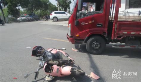 骑电动车女子被轿车撞飞，当场摔“断片” - 河南一百度