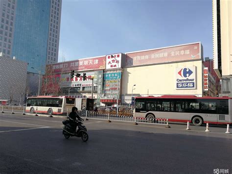 鞍山胜利广场新玛特超市与居民住宅楼高清图片下载_红动中国