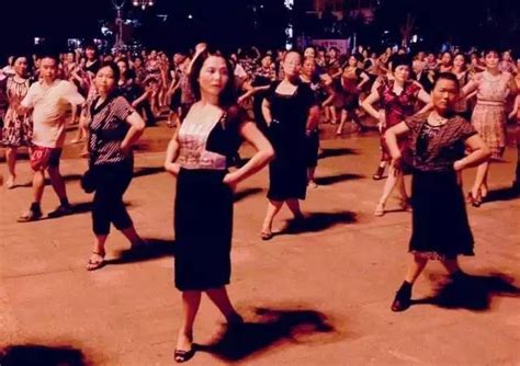广场舞《来跳舞》海来阿木演唱，踏着欢乐的节拍跳起来_凤凰网视频_凤凰网