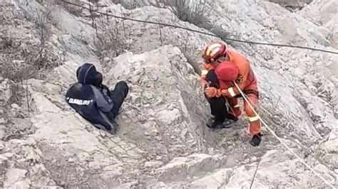 两男孩因贪玩爬下悬崖结果被困，路人发现及时报警_凤凰网视频_凤凰网