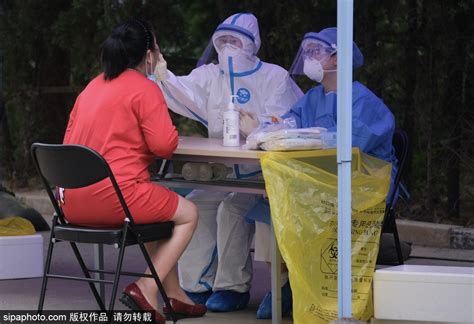 北京小区居民集体进行核酸检测