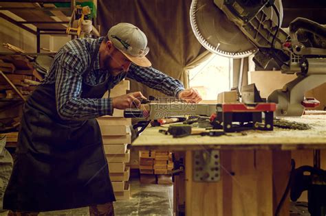 高级木匠使用平板材料工作时使用的高级木匠中段肖高清图片下载-正版图片503754459-摄图网