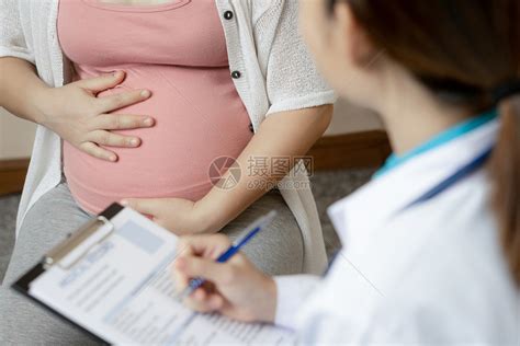医生给孕妇看着高清图片下载-正版图片302571613-摄图网