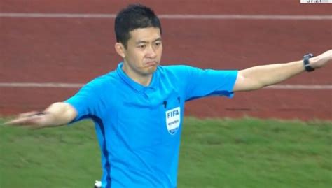热议张雷判罚：他判罚时极为自信的表情，是中国足球最可笑 ...