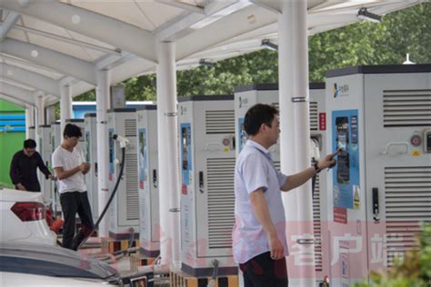 川东北门户首座高速充电站建成使用 - 达州日报网
