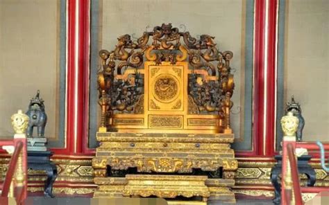 历代皇帝坐的龙椅，到底是什么材质的？