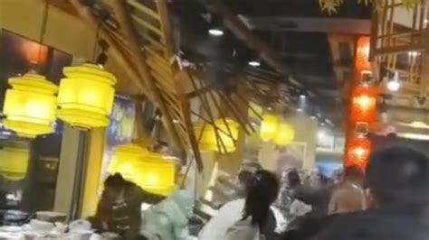 湖南某餐馆吊顶垮塌：垮塌时顾客正就餐，有人被砸受伤_凤凰网