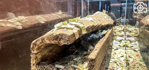 白帝城的三峡悬棺，如何放上悬崖成千古之谜，游客为何纷纷扔钱