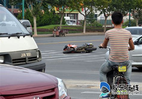 抚州东乡区一学生无证驾驶摩托车发生车祸 差点钻入车底_凤凰网视频_凤凰网