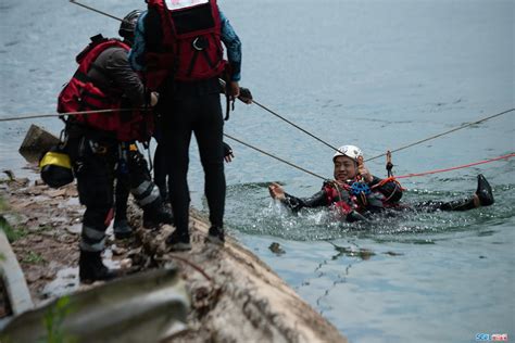 救生员或周围有绳溺水者可以抓捕高清图片下载-正版图片306882967-摄图网