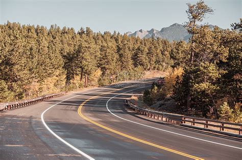季节秋天冬天美国科罗拉多州的高速公路高清图片下载-正版图片300155752-摄图网