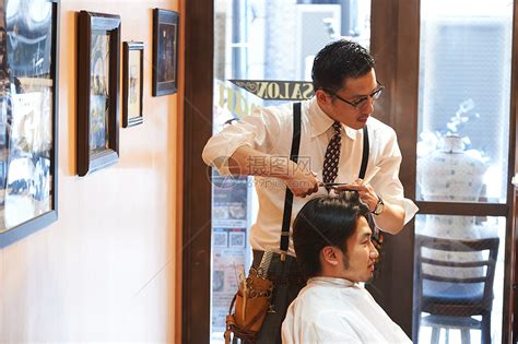 理发店里顾客的男理发师剪头发高清图片下载-正版图片503614669-摄图网