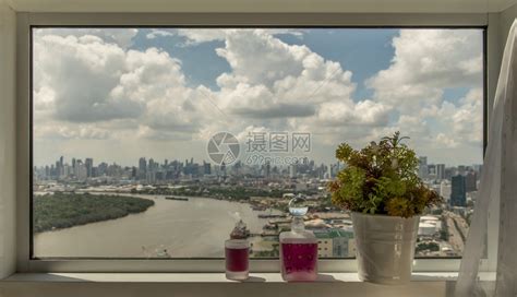 家窗边的放松区与城市观景享受休息时刻葡萄汁和花朵之城观光复制空间选择焦点旅行建造高清图片下载-正版图片308048013-摄图网
