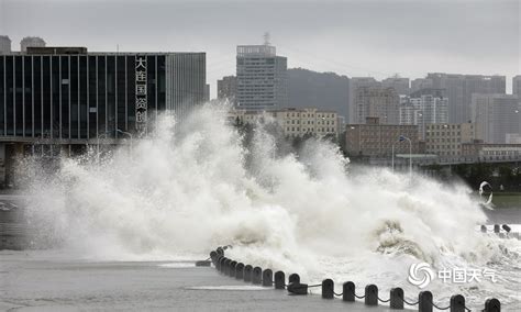 台风过境青岛 沿海巨浪滔天全线封闭--图片频道--人民网