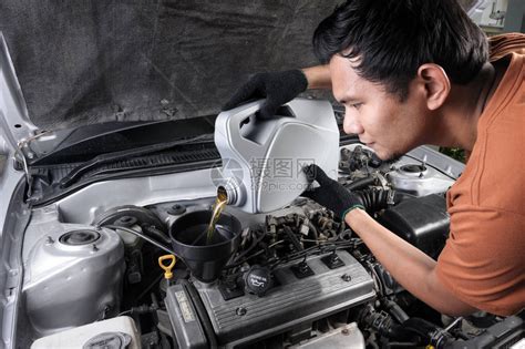 泰国技工将新鲜发动机油倒向旧车发动机高清图片下载-正版图片503873477-摄图网