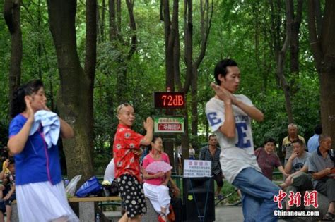 广场舞活泼易学仍应推广 关键是控制噪音不能扰民 - 行业新闻 - 杭州静享环保科技有限公司