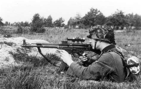 现代突击步枪鼻祖：德国StG44，配瞄准镜还带红外夜视仪！__凤凰网