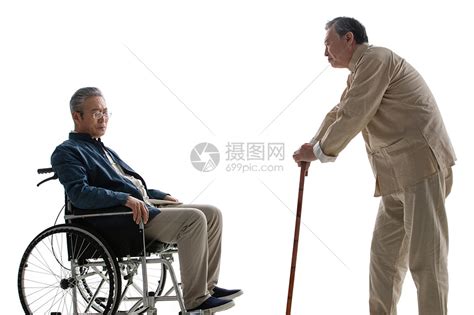 老人腿脚不便上不去公交车，郑州这群热心人及时上前搀扶-大河报网