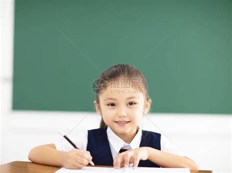 坐在书桌前做功课的小女生高清图片下载-正版图片302596599-摄图网
