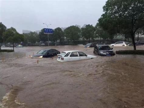 武汉大雨过后 一居民区内大量汽车被淹_海口网