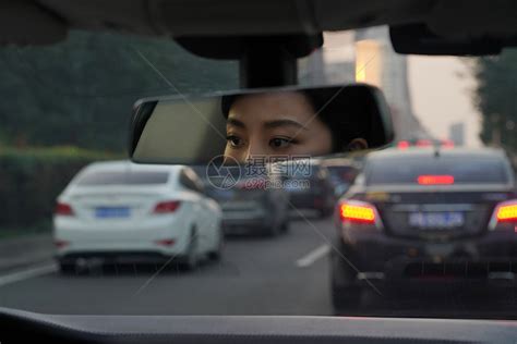 白领女性司机夜间驾车检查后视镜高清图片下载-正版图片501779160-摄图网