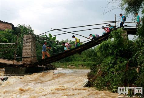 重庆綦江暴雨引发洪水 铁路被冲断、木桥被冲毁_凤凰网视频_凤凰网