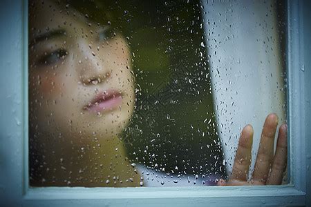 下雨天靠在窗边发呆的孤独女性高清图片下载-正版图片502122331-摄图网