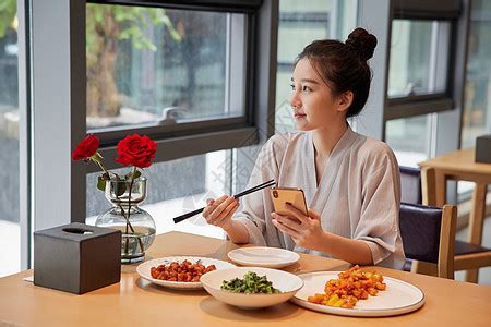 温柔吃饭女生头像