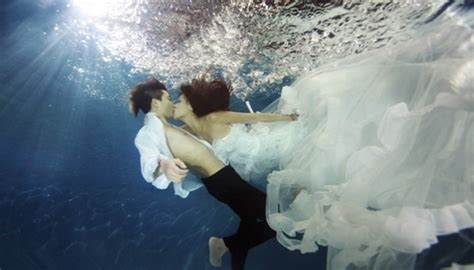 #速写参考# 日系双人水下摄影 关键词：动态速写参考 女性 水下摄影 pose 透视 双人 ------------@象牙塔-ART 真的每日 ...