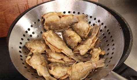 炸鱼时，直接下油锅大错特错，多加这一步，保证鱼金黄酥脆不破皮