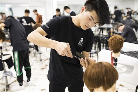 年轻女发型设计师在理发店用高清图片下载-正版图片507284351-摄图网