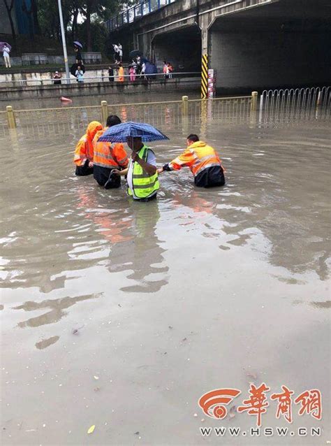 西安昨天暴雨城北多处路段积水 汽车被困桥下_大秦网_腾讯网