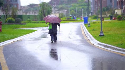 雨天孤独撑伞的老人高清摄影大图-千库网